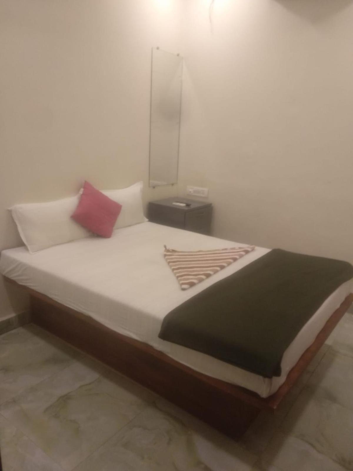 New Hotel Tara By Glitz Hotels Mumbai Exteriör bild